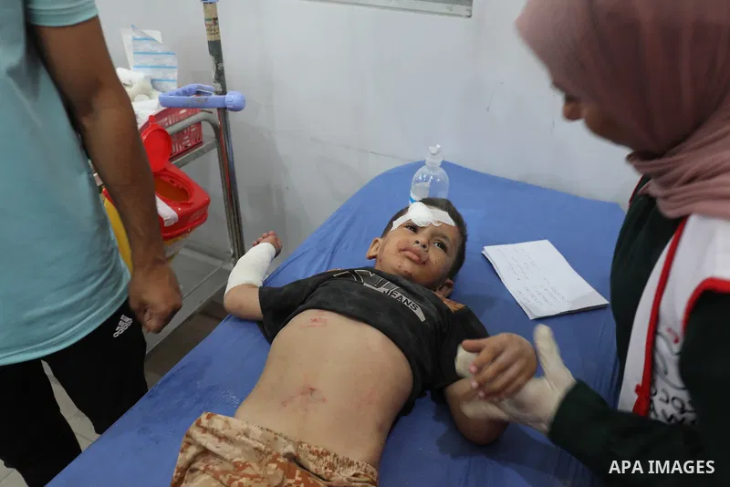 Plestinians transport the wounded and those who lost their lives incloud childern to Al-Awda Hospital after an Israeli bombing on school sheltering displaced people in the Nuseirat camp in the central Gaza Strip, on May...