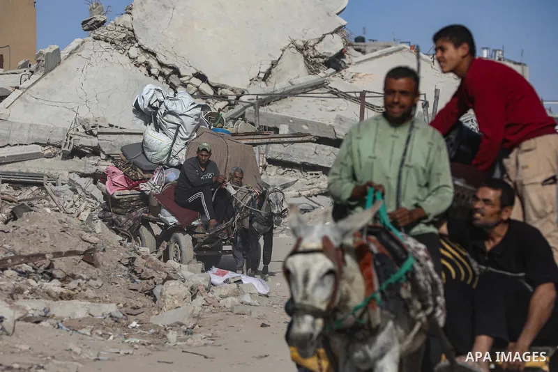Palestinian residents fleeing toward areas they believe to be safer, carrying their belongings, following heavy Israeli attacks on the Beit Lahia and Jabalia areas in northern Gaza, on May 19, 2025. Photo by Omar Ashtawy...