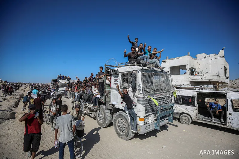 Palestinians suffering from extreme hunger under Israel intense attacks and blockade gather at an aid distribution center near the Zikim border crossing in Gaza to access limited food on August 04, 2025. Crowds tried to...