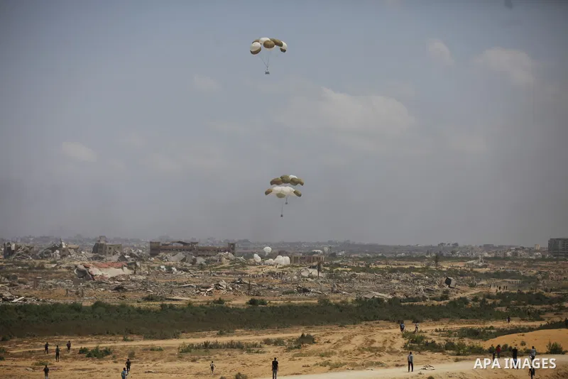 Parachutes drop humanitarian aid over the az-Zawayda area, as residents face starvation due to the blockade imposed by Israel, in Deir al-Balah, Gaza, on August 08, 2025. Photo by Moiz Salhi \ apaimages