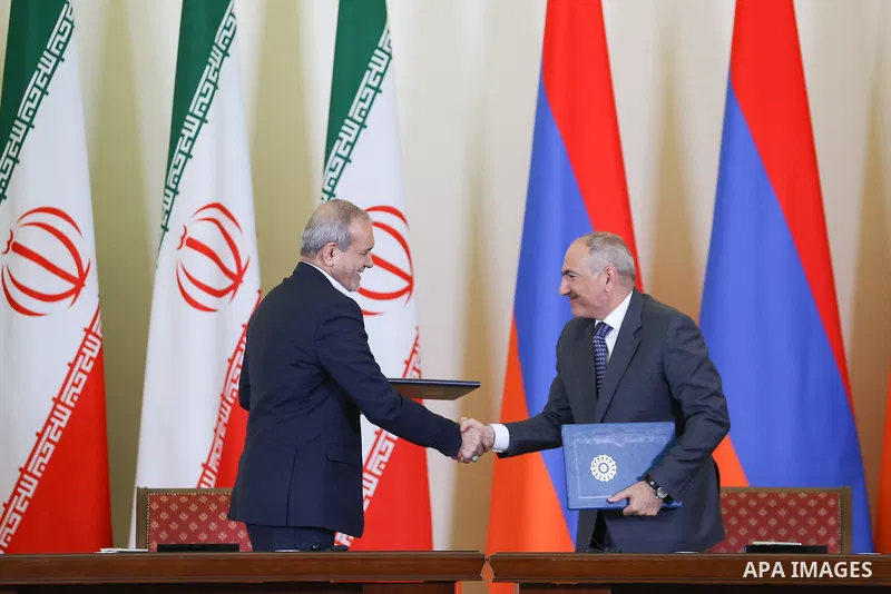 Iranian President, Masoud Pezeshkian, and Armenian Prime Minister, Nikol Pashinyan, sign a joint statement and cooperation documents in Yerevan, Armenia, on August 19, 2025. Photo by Iranian Presidency Office