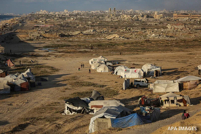 Displaced Palestinians, forced to flee their homes in northern Gaza following heavy Israeli attacks and evacuation orders, set up makeshift tents along the central coastal area of Gaza on September 30, 2025. Families who...
