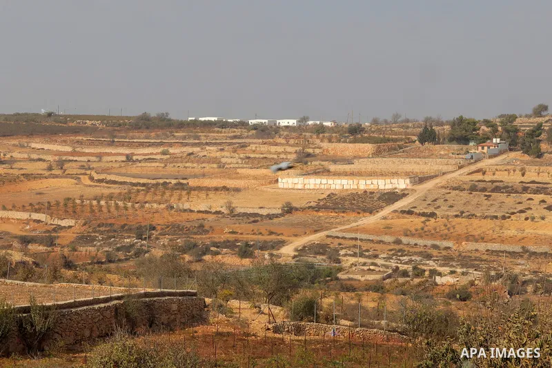 Israeli forces set up new settlement caravans in the Gush Etzion settlement bloc in the southern West Bank, on farmland belonging to Palestinian farmers from the town of Beit Ummar, north of Hebron. Hebron, West Bank, No...