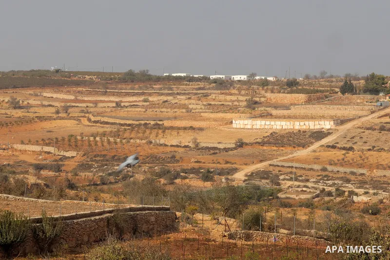 Israeli forces set up new settlement caravans in the Gush Etzion settlement bloc in the southern West Bank, on farmland belonging to Palestinian farmers from the town of Beit Ummar, north of Hebron. Hebron, West Bank, No...
