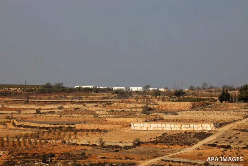 Israeli forces set up new settlement caravans in the Gush Etzion settlement bloc in the southern West Bank, on farmland belonging to Palestinian farmers from the town of Beit Ummar, north of Hebron. Hebron, West Bank, No...