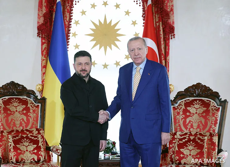 Turkish President Recep Tayyip Erdoğan receives his Ukrainian counterpart Volodymyr Zelensky at Dolmabahçe Palace in Istanbul during an official welcoming ceremony, before holding a bilateral meeting to discuss bilateral...
