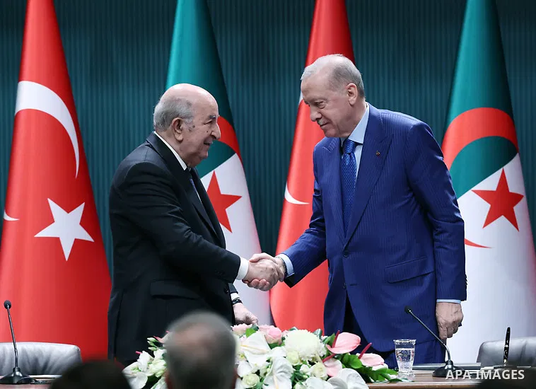 Turkish President Recep Tayyip Erdoğan presented his Algerian counterpart, Abdelmadjid Tebboune, with the Order of the Republic following a joint press conference at the Presidential Complex in Ankara, after a meeting of...