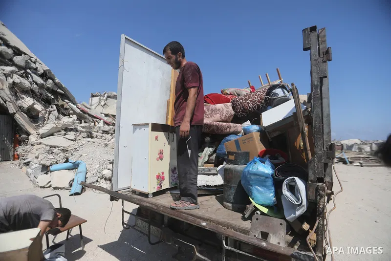 Displaced Palestinians carry their belongings as they flee the Dawla area near Salah al-Din Street in the Zeitoun neighborhood of Gaza City, on July 22, 2026, after the Israeli army advanced concrete barriers locally kno...