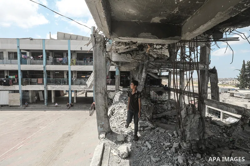 Displaced Palestinians stay at UNRWA shelters in the Nuseirat refugee camp, central Gaza Strip, on August 7, 2026, amid high temperatures and a lack of adequate ventilation, electricity and water. The shortages add to di...