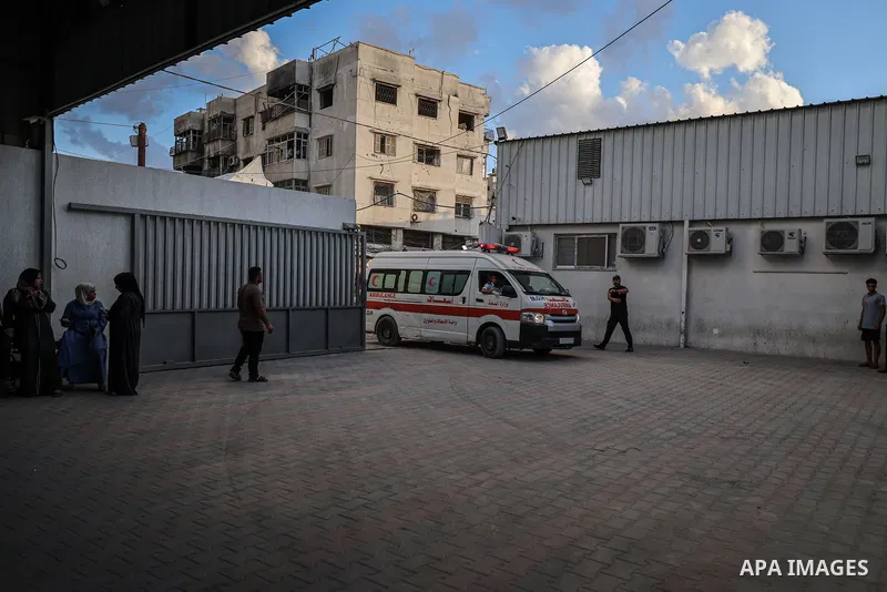 Paramedics carry the body of a person to al-Shifa Hospital in Gaza City on September 18, 2026, after the person was killed in an Israeli airstrike on the Sheikh Radwan neighborhood. Photo by Mohammed Salha\ apaimages