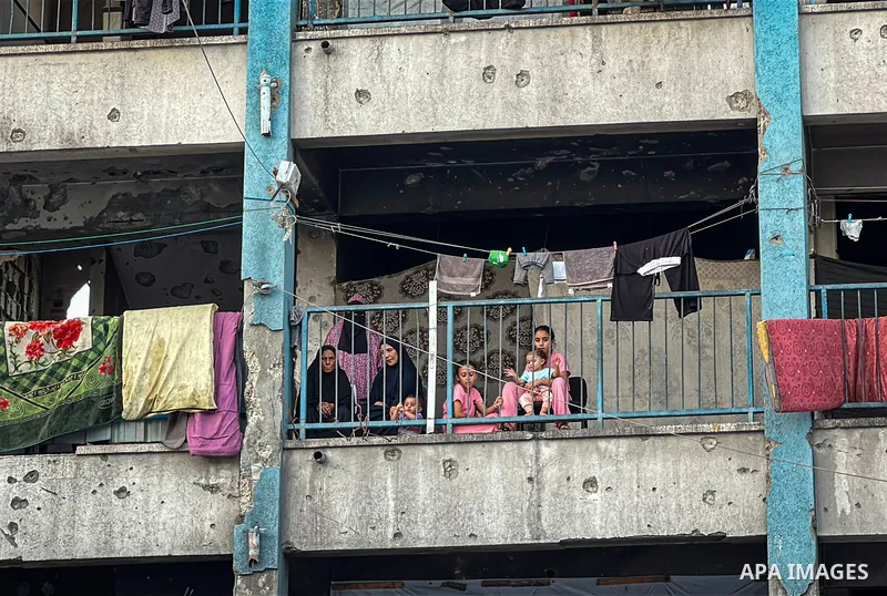 Displaced Palestinians continue their daily lives inside a school damaged during Israeli airstrikes in Jabalia, northern Gaza Strip, on September 27, 2026. The scene comes amid a continuing housing and education crisis i...