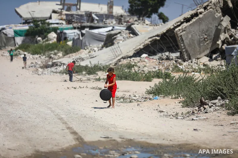 Displaced Palestinians carry out their daily activities inside tents set up near their destroyed homes in the al-Zeitoun neighborhood, south of Gaza City, on September 28, 2026. Palestinian families continue to live in t...