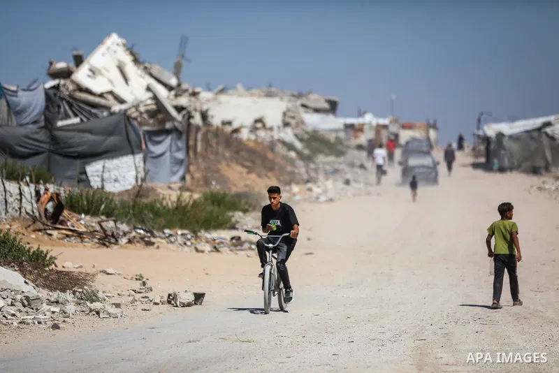 Displaced Palestinians carry out their daily activities inside tents set up near their destroyed homes in the al-Zeitoun neighborhood, south of Gaza City, on September 28, 2026. Palestinian families continue to live in t...