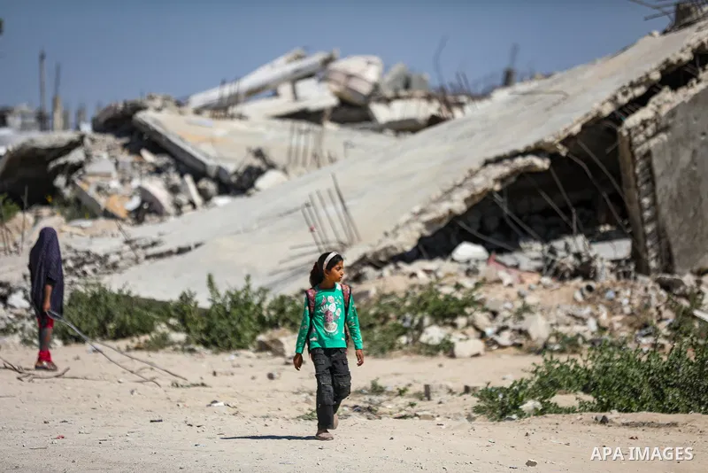 Displaced Palestinians carry out their daily activities inside tents set up near their destroyed homes in the al-Zeitoun neighborhood, south of Gaza City, on September 28, 2026. Palestinian families continue to live in t...