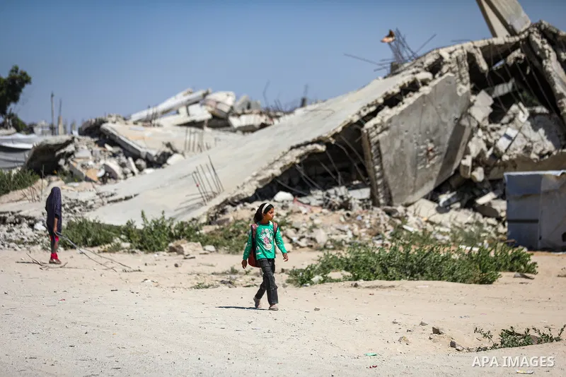 Displaced Palestinians carry out their daily activities inside tents set up near their destroyed homes in the al-Zeitoun neighborhood, south of Gaza City, on September 28, 2026. Palestinian families continue to live in t...