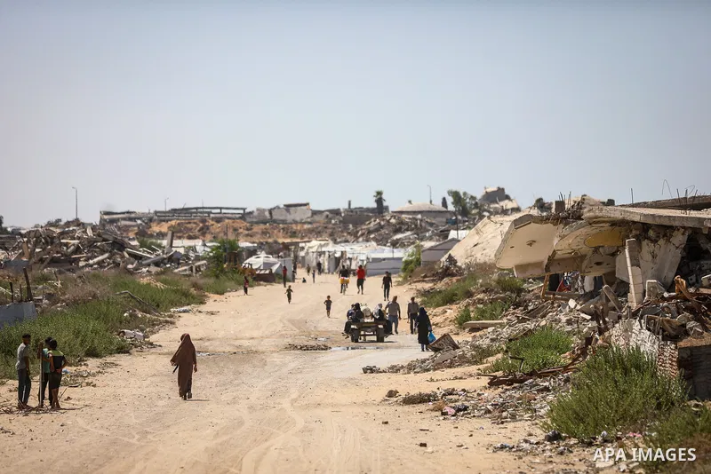 Displaced Palestinians carry out their daily activities inside tents set up near their destroyed homes in the al-Zeitoun neighborhood, south of Gaza City, on September 28, 2026. Palestinian families continue to live in t...