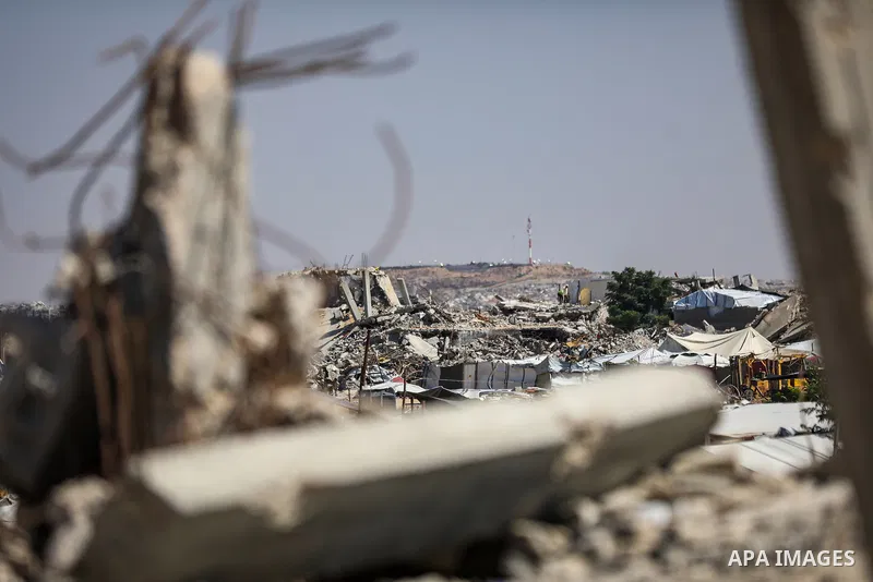 Displaced Palestinians carry out their daily activities inside tents set up near their destroyed homes in the al-Zeitoun neighborhood, south of Gaza City, on September 28, 2026. Palestinian families continue to live in t...