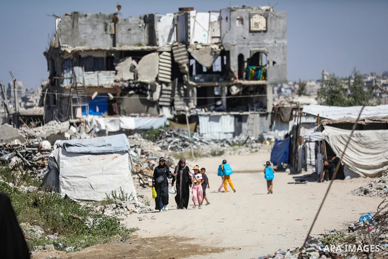 Displaced Palestinians carry out their daily activities inside tents set up near their destroyed homes in the al-Zeitoun neighborhood, south of Gaza City, on September 28, 2026. Palestinian families continue to live in t...