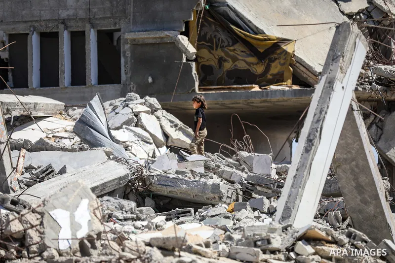 Displaced Palestinians carry out their daily activities inside tents set up near their destroyed homes in the al-Zeitoun neighborhood, south of Gaza City, on September 28, 2026. Palestinian families continue to live in t...