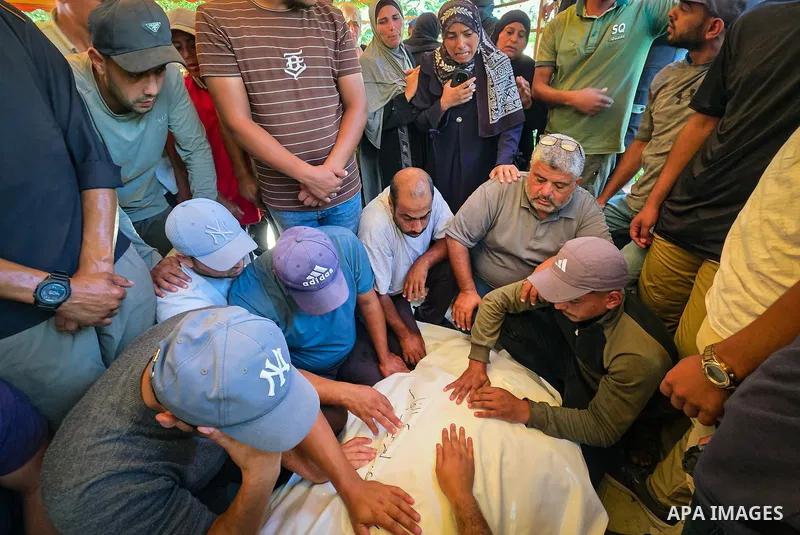 Palestinians transport the body of journalist Mohammed al-Najjar to Nasser Medical Complex in Khan Younis, in the southern Gaza Strip, on September 30, 2026, after he was killed in an Israeli strike targeting him north o...
