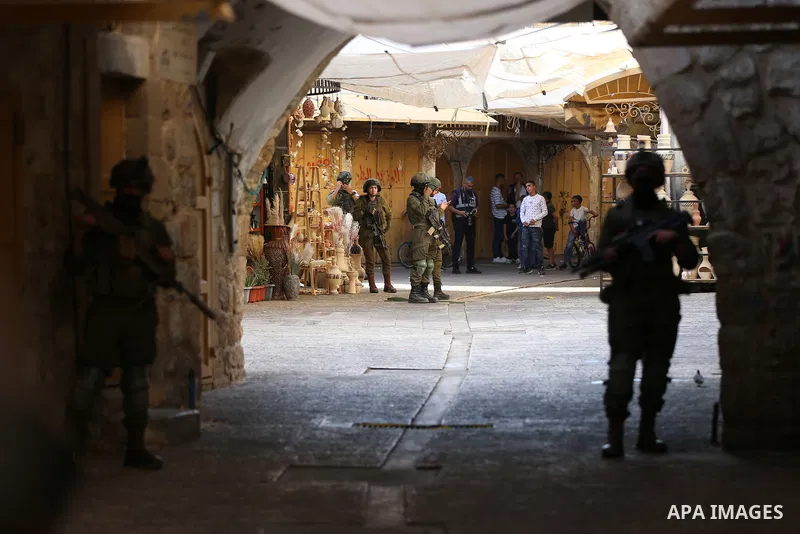 Jewish settlers enter the Old City of Hebron in the West Bank under the protection of Israeli army forces, on October 10, 2026. Photo by Mamoun Wazwaz\ apaimages