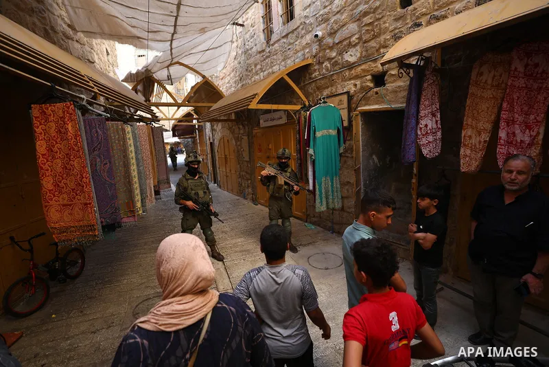 Jewish settlers enter the Old City of Hebron in the West Bank under the protection of Israeli army forces, on October 10, 2026. Photo by Mamoun Wazwaz\ apaimages