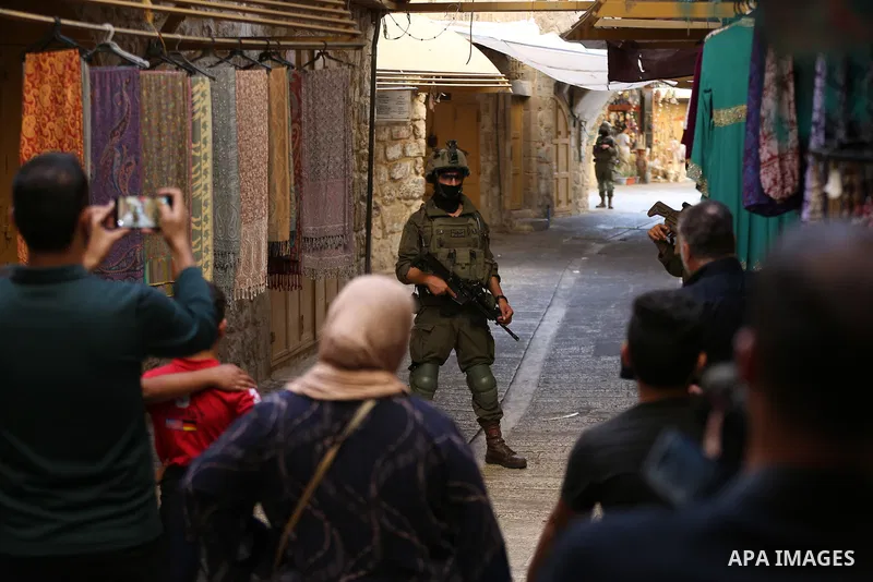Jewish settlers enter the Old City of Hebron in the West Bank under the protection of Israeli army forces, on October 10, 2026. Photo by Mamoun Wazwaz\ apaimages
