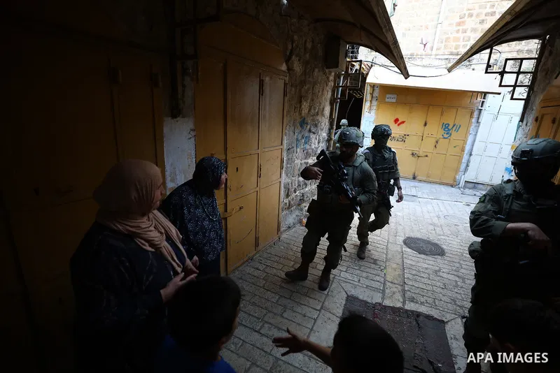 Jewish settlers enter the Old City of Hebron in the West Bank under the protection of Israeli army forces, on October 10, 2026. Photo by Mamoun Wazwaz\ apaimages