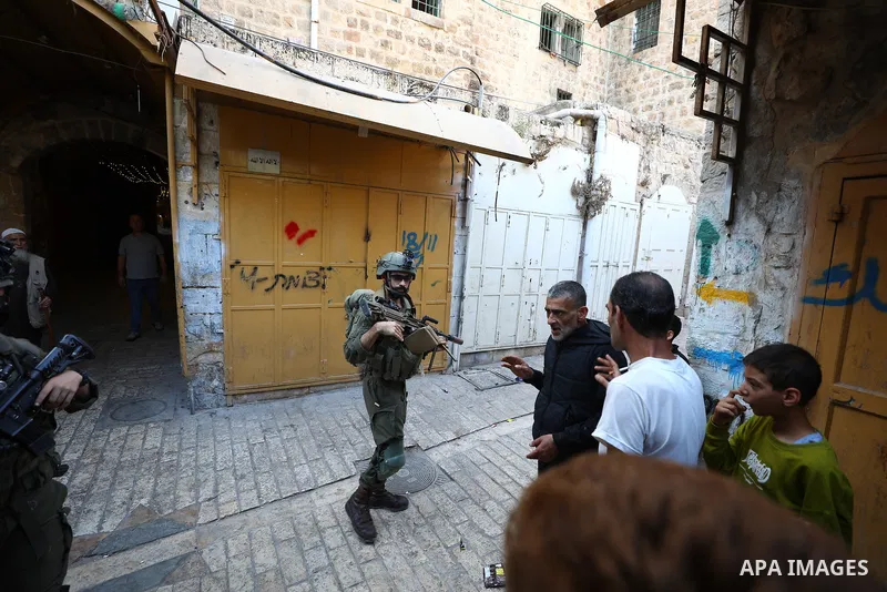 Jewish settlers enter the Old City of Hebron in the West Bank under the protection of Israeli army forces, on October 10, 2026. Photo by Mamoun Wazwaz\ apaimages