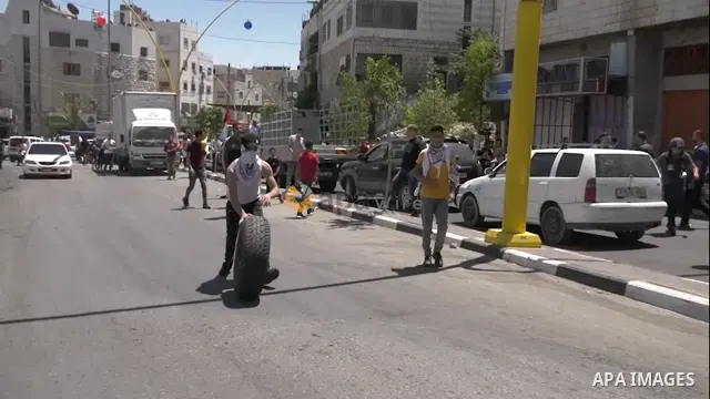 Palestinian protestes clashes with Israeli forces in the West Bank city of Hebron in solidarity with the Gaza Strip STORYLINE The deadly exchange of fire between Palestinian militants in the Gaza Strip and the Israeli mi...