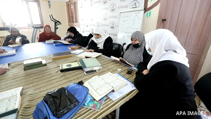 Elderly Palestinians learn at the aged Care Association 0.1