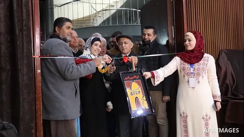Palestinians attend an exhibition for handicrafts and arts 0.1
