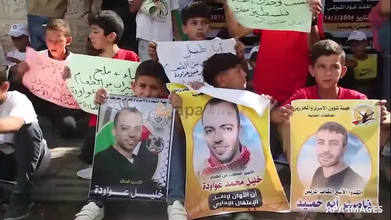 Palestinian children take part in a protest in solidarity with prisoners on hunger strike in front of the headquarters of the Red Cross in Gaza City. 0.1