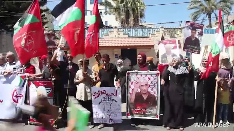 Palestinians take part in a protest to show solidarity with prisoners on hunger strike held in Israeli jails in front of the headquarters of the High Commissioner in Gaza city. 0.1