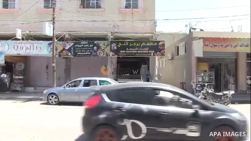 The Palestinian Medhat Al-Taban prepars sandwiches in his restaurant, in Nuseirat in the center of Gaza strip. 0.1