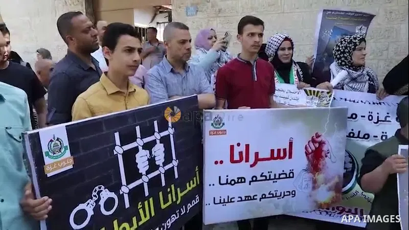 Palestinians take part in a protest in solidarity with prisoners in Israeli Jails in front of Red Cross office 0.1