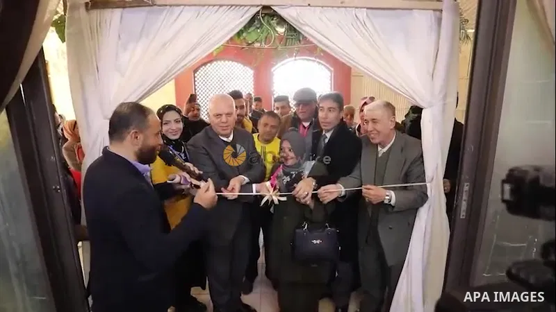 APAwire - APAwire CLIENTS ONLY, Gaza- 20 March. Palestinians attend the exhibition "The Land of Palestinian Creativity", on the Mother's Day. 0.1