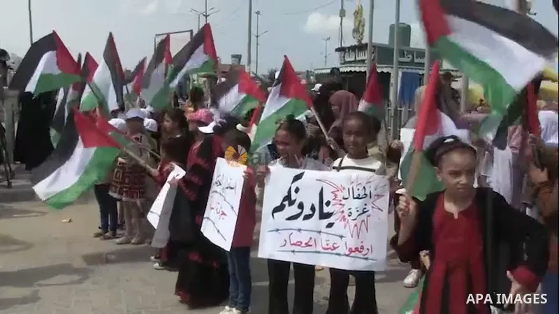 Palestinian children take part in a protest against the Israeli blockade in Gaza Strip at Gaza seaport 0.1