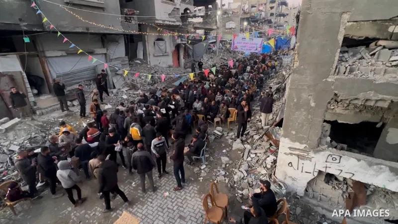 Palestinians break their fast with iftar meals during the holy month of Ramadan, near the rubble of buildings, amid a ceasefire between Israel and Hamas, in Beit Lahia, northern Gaza Strip, March 1, 2025.