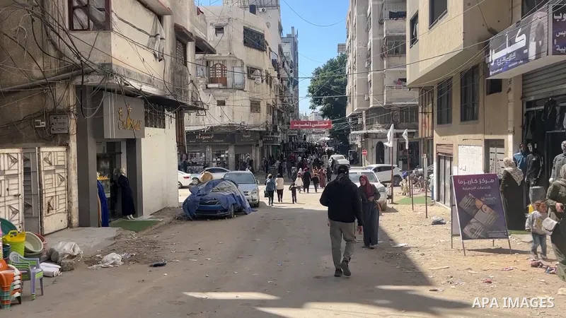 Restrictions Summary: APA wire clients only Shortlist: APAwire - APA wire clients only, Gaza- March 16, 2026. Palestinians shop in the Omar Al-Muhtar Street market in Gaza City, days before Eid al-Fitr, in light of risin...